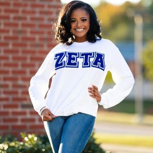 Zeta blanca vintage con letras de chenilla y algodón suave para miembros de la Hermandad Ropa griega unisex con estilo - Product Image 4