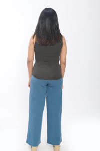 Camiseta sin mangas para mujer en mezcla de poliéster verde oscuro, cuello redondo, ajuste elástico, ideal para capas y uso informal diario - Product Image 4