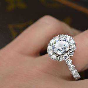 Bague de fiançailles en diamant Halo taille ronde brillante de laboratoire Cadeau pour elle en argent sterling - Product Image 2