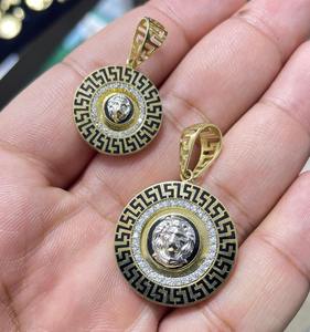 Collar con Colgante de Medusa en Oro de 10K: Joyería de Diseño Inspirada en la Mitología Griega - Product Image 5