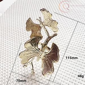 แหวนรองผ้าเช็ดปากโลหะดีไซน์หรูหราสำหรับตกแต่งโต๊ะงานแต่งงานอย่างมีสไตล์ ดีไซน์หรูหราเป็นมิตรกับสิ่งแวดล้อม เหมาะสำหรับงานอีเว้นท์ โรงแรม และการรับประทานอาหารในครอบครัว - Product Image 2