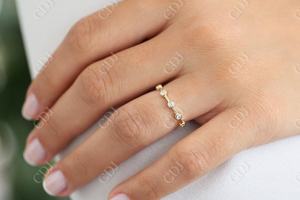 Bague de mariage en diamant de laboratoire certifié IGI plaqué or jaune 14K taille ronde faite à la main pavé de distance pour femme - Product Image 2