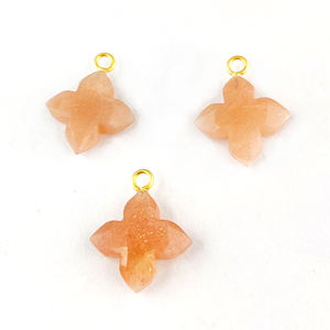 Colgante de piedras preciosas de trébol facetado de piedra lunar de melocotón de Plata de Ley 925 chapado en oro para hacer collares y pendientes - Product Image 1