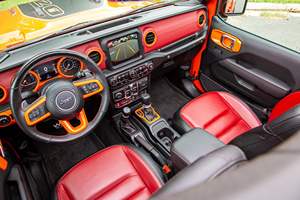 Wrangler Unlimited Rubicon 392 2023, Edición 20 Aniversario, 4x4, ~4,700 Millas, Motor Hemi V8 de 6.4 Litros, Tracción Total Permanente, Color Punk'n Metallic - Product Image 4