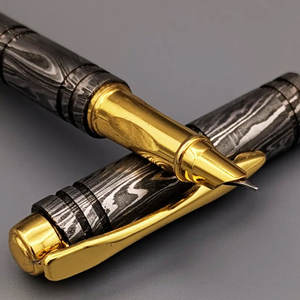 Stylo en acier damas de qualité supérieure, construction en métal massif, stylo à bille de luxe fait à la main, papeterie de luxe pour les cadres, cadeau pour les clients - Product Image 4