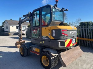 Excavatrice Volvo EW60E Rubber Duck de 8 tonnes avec moteur Hitachi, pompe, boîte de vitesses et PLC - Product Image 4