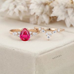 Ensemble de bijoux fins rubis en or rose massif 10K personnalisé-Bague de fiançailles en rubis en forme de poire jumelée à une alliance en moissanite contour - Product Image 5