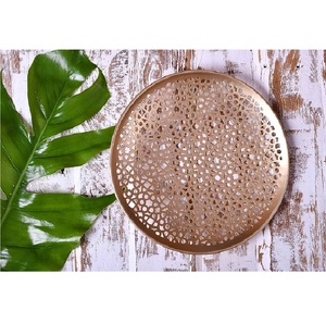 Plateau de service rond en métal martelé au nickel de haute qualité de style contemporain avec poignées découpées pour la maison, les hôtels et les restaurants - Product Image 5