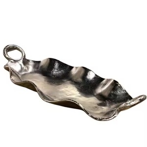 Plateau élégant en aluminium avec finition métallique pour table console, organisateur de table ou option de décoration festive. - Product Image 2