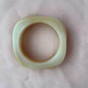 กำไลข้อมือเรซินแบบฝังลายดอกไม้ทำด้วยมือเป็นเอกลักษณ์เครื่องประดับสำหรับเป็นของขวัญกำไลเรซิ่นสีทึบแบบมินิมอลที่มีน้ำหนักเบา - Product Image 1