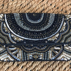 Pochette brodée à la main perlée Sac de soirée en graines noires avec chaîne détachable par glowin fashion - Product Image 1