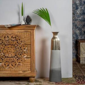 Vase de table vert moderne en métal au design unique, parfait pour la décoration intérieure élégante et les expositions florales - Product Image 6