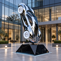 Vitrine automobile en PRV avec modèle de course grandeur nature et livery personnalisée pour salons automobiles, concessionnaires et événements sportifs
