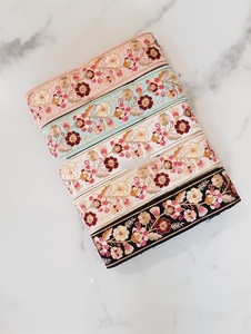 Fleurs brodées sur mesure en plusieurs couleurs dans des motifs ethniques pour diverses fins en largeur de 2 pouces - Product Image 6