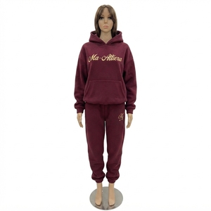 Conjunto Deportivo de Sudadera con Capucha y Pantalones Jogger para Mujer, Color Borgoña, con Bordado Dorado, Ropa Casual para Estar en Casa o Hacer Deporte - Product Image 3