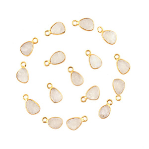 Vente en gros de pierre de lune brute naturelle, petits breloques, pendentif, connecteur de lunette plaqué or, fournitures de bijoux à faire soi-même - Product Image 1