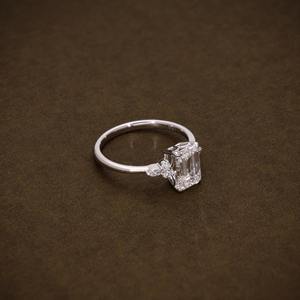 แหวนหมั้นเพชรทรง Emerald Cut น้ำหนัก 1.95 กะรัต ระดับความสะอาด F VVS1 VVS2 เพชรเลี้ยงในห้องปฏิบัติการ พร้อมใบรับรอง IGI ประดับเพชรทรง Marquise และทรงกลมด้านข้าง ดีไซน์โดดเด่น - Product Image 3