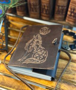 Lobo en relieve sombras Grimoire diario duradero espiral sillín costura cuero en blanco hechizo libro cuaderno - Product Image 4