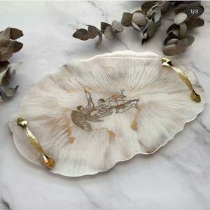 แผ่นเสียงเรซินดีไซน์ร่วมสมัยที่มีชีวิตชีวาเหมาะสำหรับการเสิร์ฟของหวานหรือเสริมโต๊ะอาหารของคุณ - Product Image 2