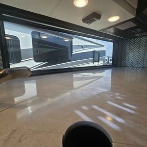 Vehículo de turismo Clase A de lujo de 35 pies con suspensión avanzada, generador y sistema de agua - Product Image 4