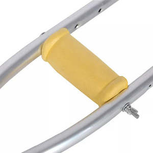 Dispositivi di trazione e correzione con stampelle in alluminio ascellari medie - Product Image 1