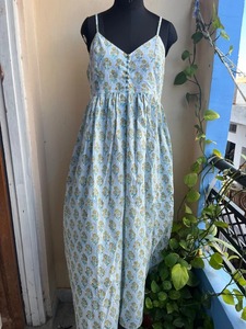 Robe en coton indien fait à la main pour femmes Design sans manches à la mode respirant et personnalisé pour les fêtes de club ou les cadeaux de mariée - Product Image 2