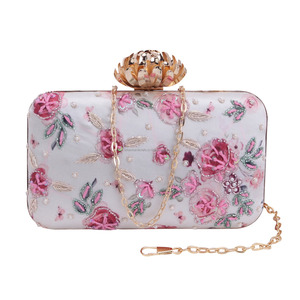 Carteras bordadas artesanales Bolsas artísticas bordadas Diseño de monederos de noche para mujeres Venta caliente en Qatar POR ARTESANÍA DE LUJO - Product Image 1