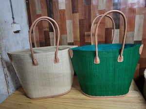Sac de plage en raphia tissé madagascar fermeture à cordon poignées en cuir coins en cuir poche intérieure grand moyen petit fait main - Product Image 4