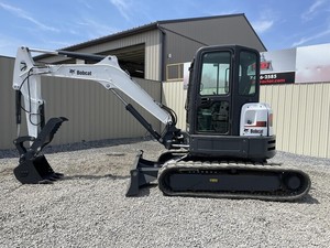 Mini-excavatrices Bobcat E60 d'occasion, poids opérationnel de 1000 tonnes, modèle 2023, godet de 8 m, moteur PLC, boîte de vitesses, poids de la machine de 6788 kg, 0-2000. - Product Image 2