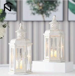 Elegante Juego de Faroles de Metal Blanco con Paneles de Vidrio Transparente, Diseño Vintage Calado, Brillo Cálido para Decoración Festiva del Hogar - Product Image 2