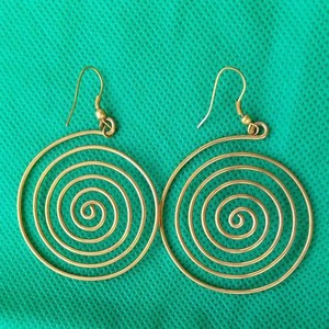 Pendientes de Aro Espiral de Latón Hechos a Mano para Mujer, Venta al por Mayor, Círculo Concéntrico Grande, Estilo Bohemio Tribal, Joyería de Oro con Remolino - Product Image 3