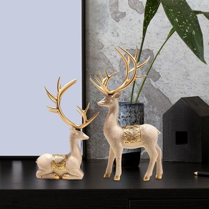 รูปปั้นกวางเรนเดียร์หรูหราพร้อมอานทองคำแกะสลักและเขากวางตกแต่งรูปปั้นสำหรับการตกแต่งภายในที่ทันสมัยและรื่นเริง - Product Image 3