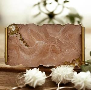Plateau de service époxy beige fait à la main avec poignées décoratives Cadeau de mariage et de pendaison de crémaillère écologique - Product Image 1