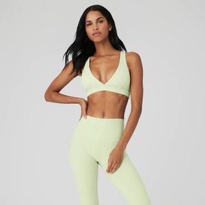 Ensemble de yoga élégant et confortable de couleur blanche pour femmes à la mode soutien-gorge de sport enveloppant avec leggings taille moyenne - Product Image 5