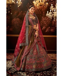 Mariage de mariée pakistanaise LehengaCholi pour filles en lavande avec miroir Blouse de travail - Product Image 2