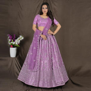 Lehenga Choli de Red Brillante con Adornos Brillantes en Toda la Prenda, Conjunto de Alta Costura Moderno para Fiestas y Bodas - Product Image 3
