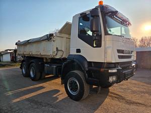 รถบรรทุก Iveco Trakker AD260T45W 6x6 ดีเซล เกียร์อัตโนมัติ พวงมาลัยซ้าย 12 สปีด 450 แรงม้า สำหรับงานขนส่ง - Product Image 3