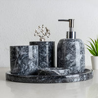 Ensemble de salle de bain élégant en marbre cinq pièces avec lavabo et miroir, écologique et durable, design moderne pour salles de bain à domicile et hôtels