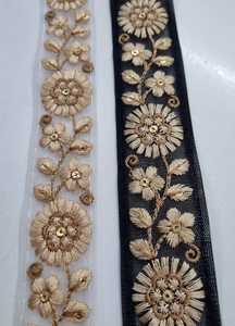 Rubans et dentelles brodés à la machine sur mesure avec motifs floraux et couleurs pour robes de mariée sur tissu en filet d'organza - Product Image 3