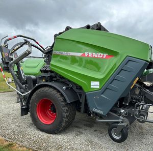 Machine agricole tractée par un tracteur, presse à balles rondes pour la collecte de la paille. - Product Image 4