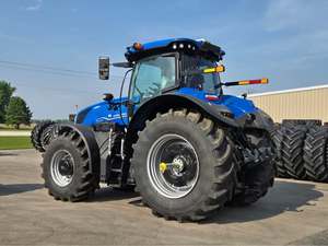 Tractor Agrícola T7 |   Tractor de Ruedas 4x4 de Alto Rendimiento con Motor FPT |   Transmisión de 230 HP, confiable y duradera - Product Image 4