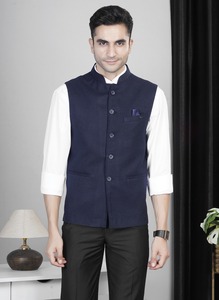 Chaleco Azul Marino para Hombre, Corte Entallado Premium, Ideal para Bodas, Fiestas y Eventos de Oficina, Disponible para la Venta - Product Image 2