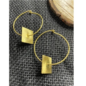 Pendientes de metal en tono dorado con textura de alta demanda, accesorios de moda para uso diario y de eventos disponibles a un precio asequible - Product Image 1