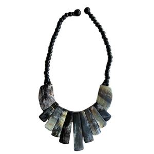 Collier en résine et corne tendance à la vente chaude pour femmes, fabriqué en corne polie - Product Image 1