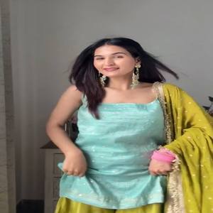 Costume pour femme VASTRA COTTAGE Premium en soie chinon 3 pièces avec travail de broderie de sequins, haut, pantalon et dupatta, tenue ethnique élégante - Product Image 3