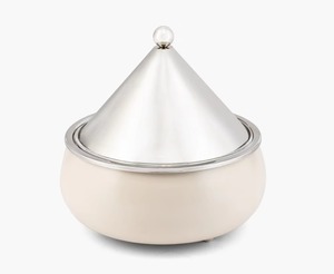 Casserole élégante avec support en métal design, parfaite pour la décoration de la cuisine et la présentation de table à manger festive. - Product Image 4