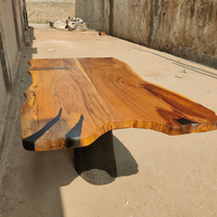 Table à manger unique en bois massif d'acacia avec bord naturel, base en tronc, résine époxy minimaliste, faite à la main, luxe, pour hôtel et villa