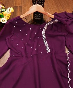 Fabuleux Net Bridal Wear Lehenga Set avec broderie exquise et Zari Detailing readymade bas prix gros surat - Product Image 3