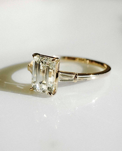 Bague à trois pierres artisanale avec moissanite émeraude allongée de 2.82 ct et pierres latérales taillées baguette anniversaire ou bague de mariage - Product Image 2