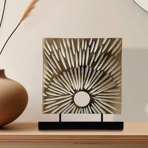 Exquisita escultura de mesa de metal elaborada con acabado de alta calidad para agregar lujo y elegancia moderna a la decoración de su hogar - Product Image 1